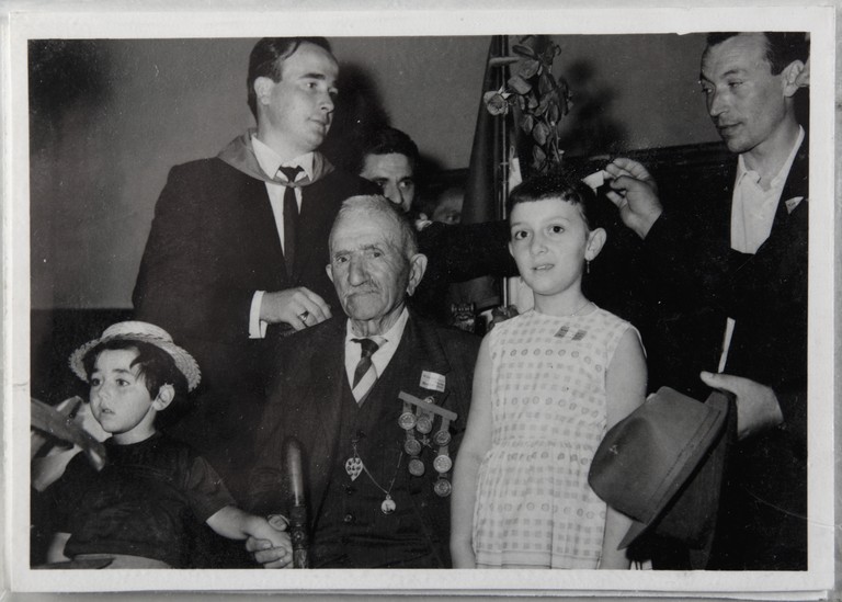 Poggibonsi, 18-19 luglio 1964, XX° anniversario della liberazione e conferimento ad Alcide Cervi della cittadinanza onoraria. Foto ricordo di Alcide Cervi con due bambini